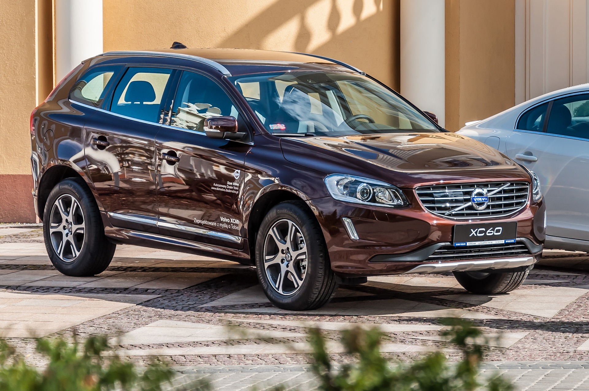 Bordowe Volvo XC60 zaparkowane przed salonem