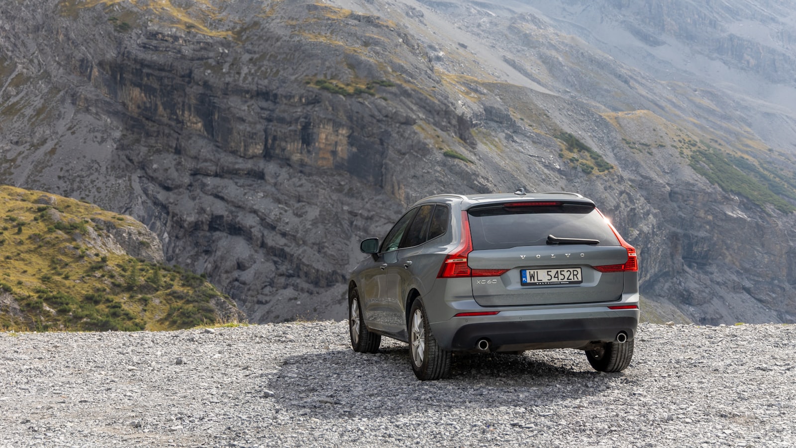 Szare Volvo XC60 z polską tablicą rejestracyjną zaparkowane na górskiej drodze