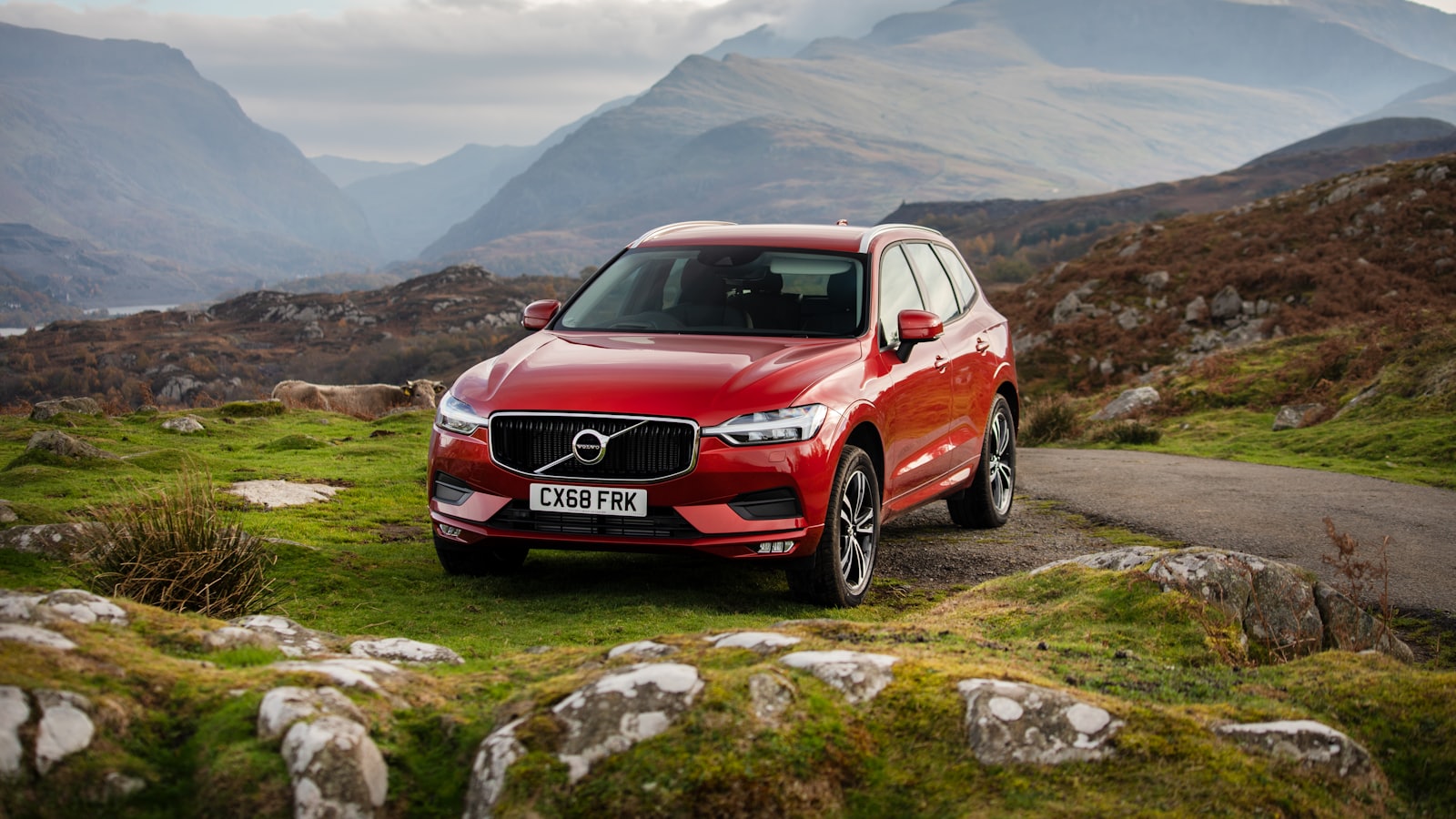 Czerwone Volvo XC60 zaparkowane na górskiej drodze